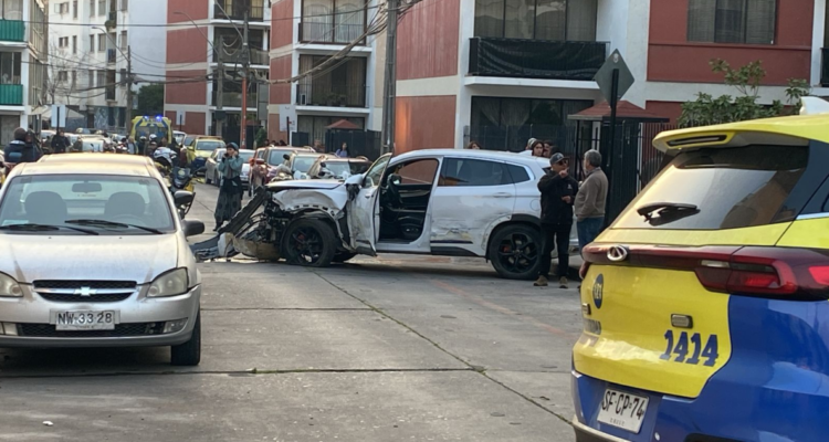 Persecución en Providencia: delincuentes chocan auto que le robaron a una mujer y un menor de edad