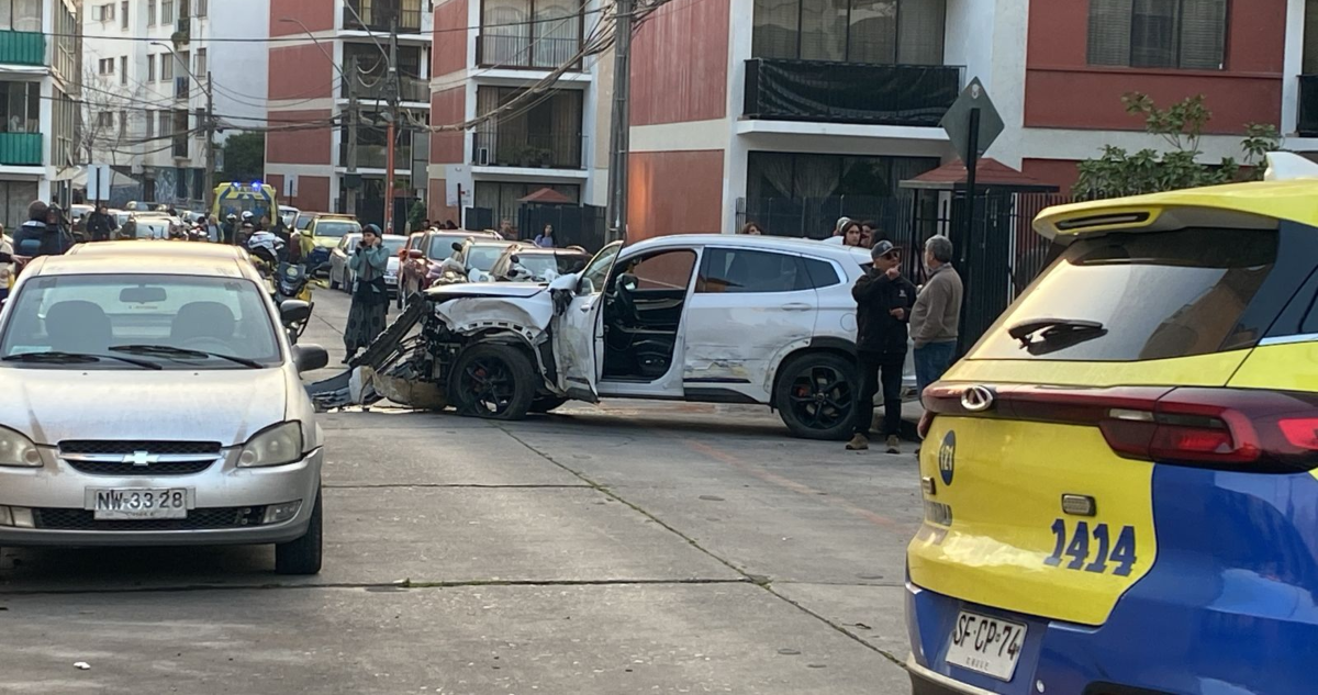 Persecución en Providencia: delincuentes chocan auto que le robaron a una mujer y un menor de edad