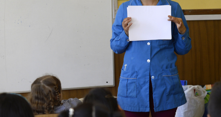 denuncian que a profesora le cayó portón encima