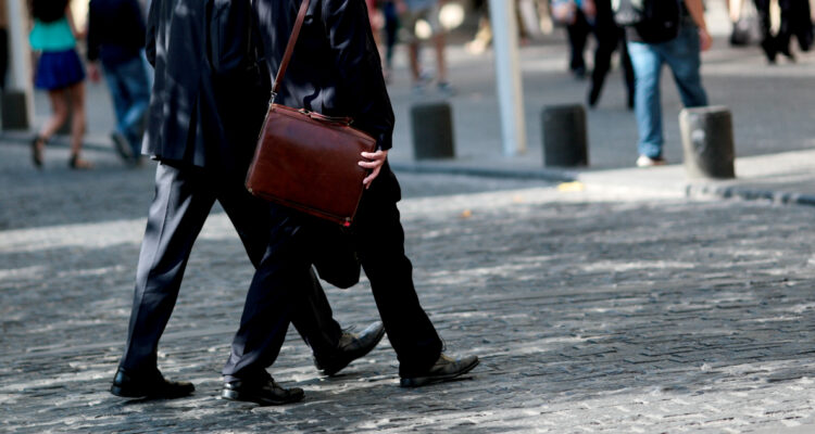 Sector público sigue contribuyendo a alza de personas ocupadas y desempleo en Chile se ubica en 8,7%