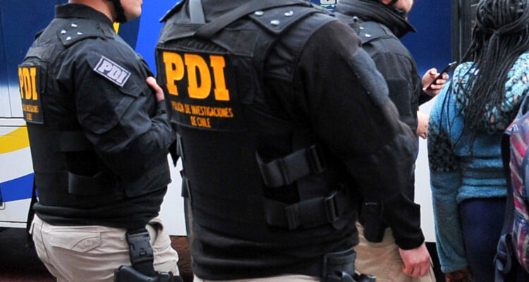 Despliegue policial en el centro de Santiago: PDI realiza allanamiento al interior de un cité