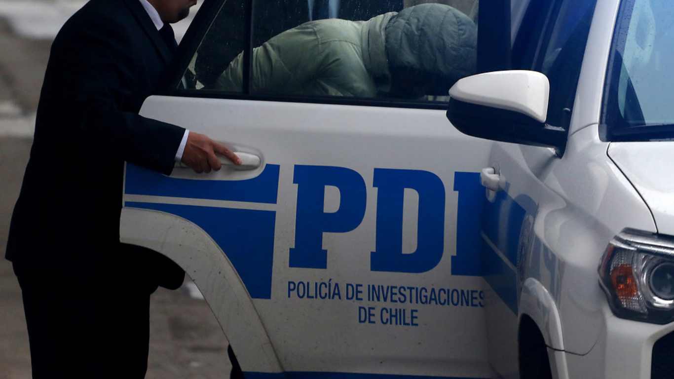 Imagen de un vehículo de la PDI con un detenido. Fotografía para dar contexto de una detención por tráfico de drogas en Concepción.