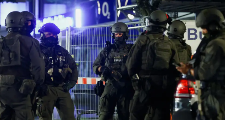 Detienen a joven de 15 años por presunto vínculo con atentado que dejó al menos 3 muertos en Alemania