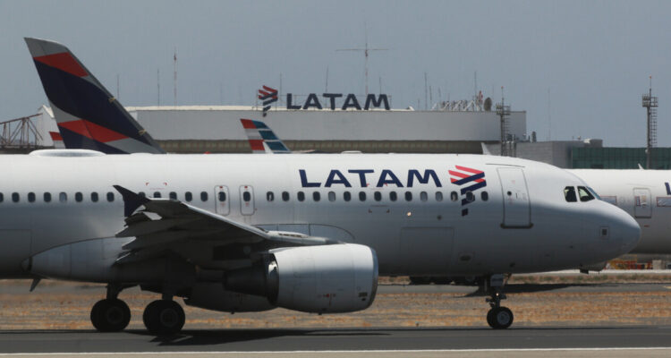 Detienen a tres hombres por millonaria estafa que afectó a LATAM Airlines mediante empresas ficticias