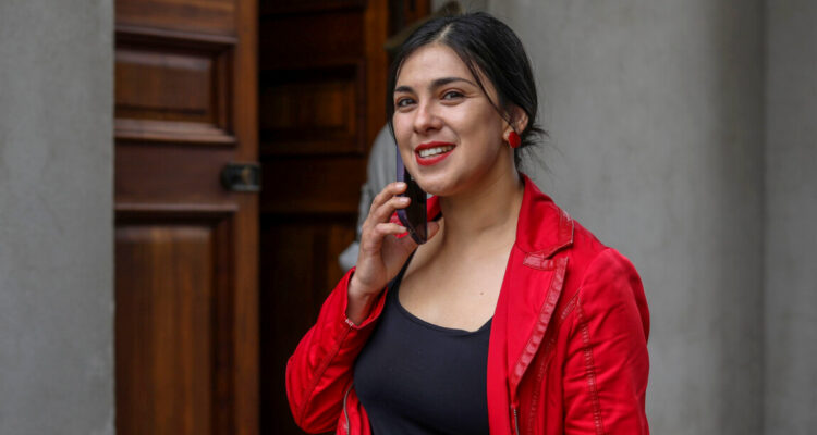 Diputada Karol Cariola revela que está embarazada y comparte su felicidad en redes sociales