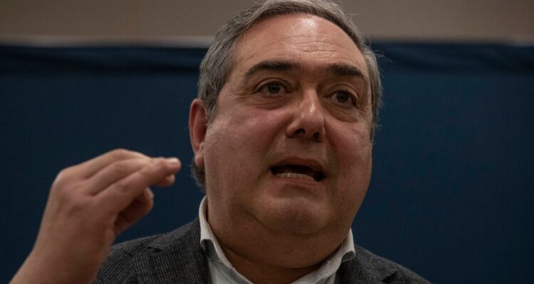 Bianchi acusa que el gobierno “se puso de rodillas” ante la oposición tras acuerdo por pensiones