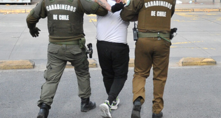 Control de identidad termina con hombre detenido en Coronel: tenía armas, municiones y droga