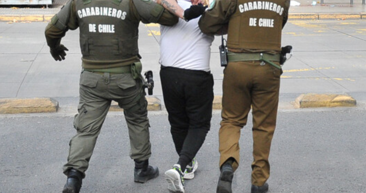 Control de identidad termina con hombre detenido en Coronel: tenía armas, municiones y droga