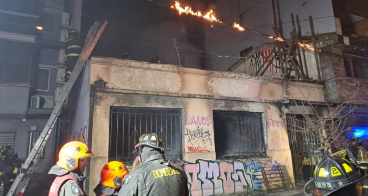 Incendio deja casa destruida y 2 lesionados: hombre saltó de techo para salvarse y cayó sobre bombero