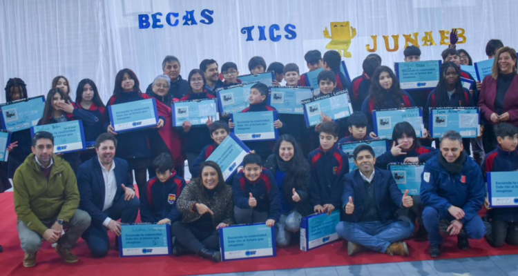 Becas TIC: entregan 1.116 computadores a estudiantes de séptimo básico en Osorno