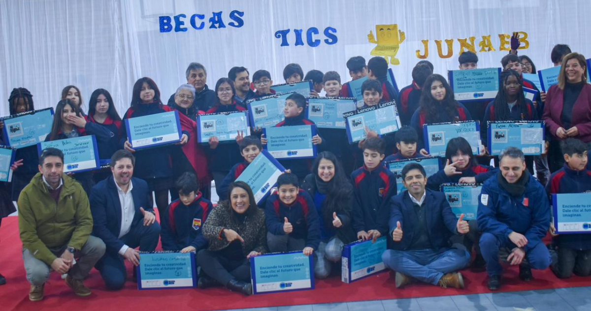 Becas TIC: entregan 1.116 computadores a estudiantes de séptimo básico en Osorno