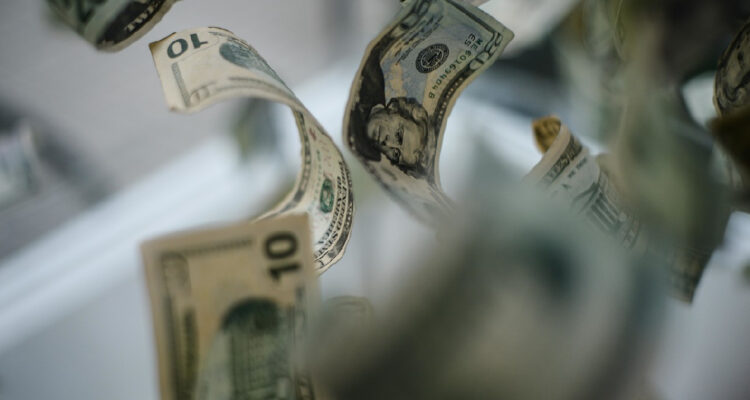 El dólar se desploma más de $10 presionado por factores globales y cifras claves en Chile