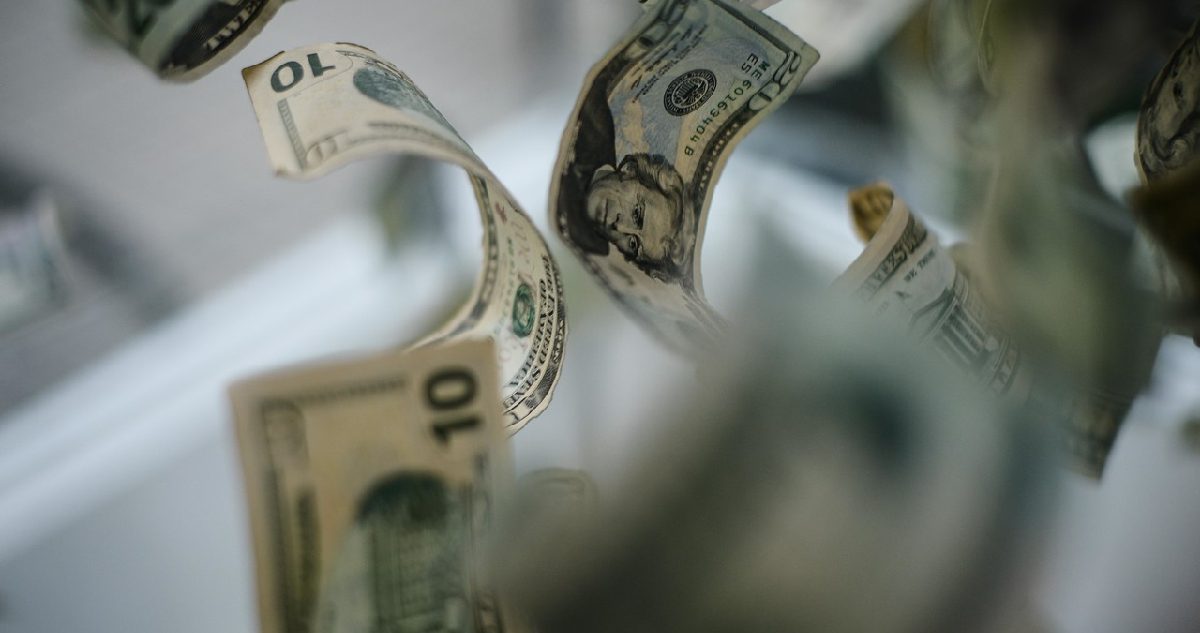 El dólar se desploma más de $10 presionado por factores globales y cifras claves en Chile