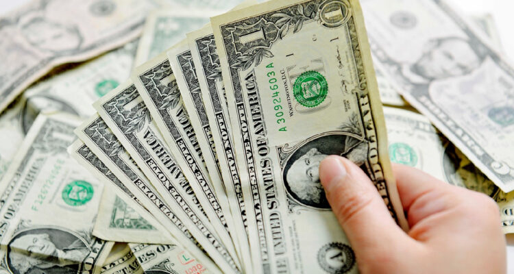 El dólar cerró sobre los $920 tras caer a su menor precio desde mediados de julio