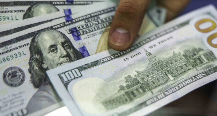 Dólar opera sin grandes cambios : mañana se conocerá una cifra que podría impactar en su valor