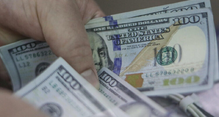 Tras alza inicial: el dólar cae y cierra cerca de los $950 tras remezón en EEUU por cifras de empleo