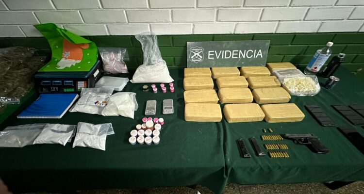 Tres detenidos por hallazgo de diversas drogas y un arma en Estación Central