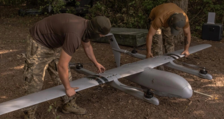 Militares ucranianos ensamblan un dron de reconocimiento cerca de la frontera con Rusia