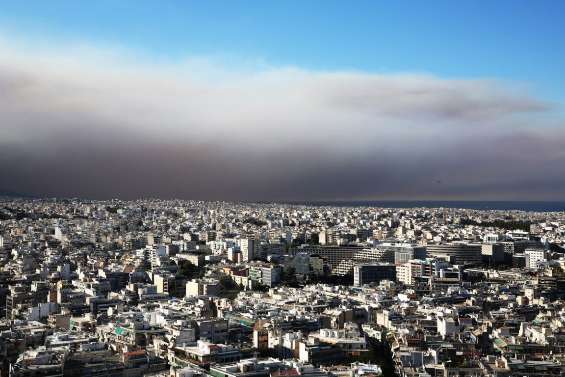 Imagen panorámica de la nube de humo sobre Atenas, por gran incendio forestal que azota a Grecia