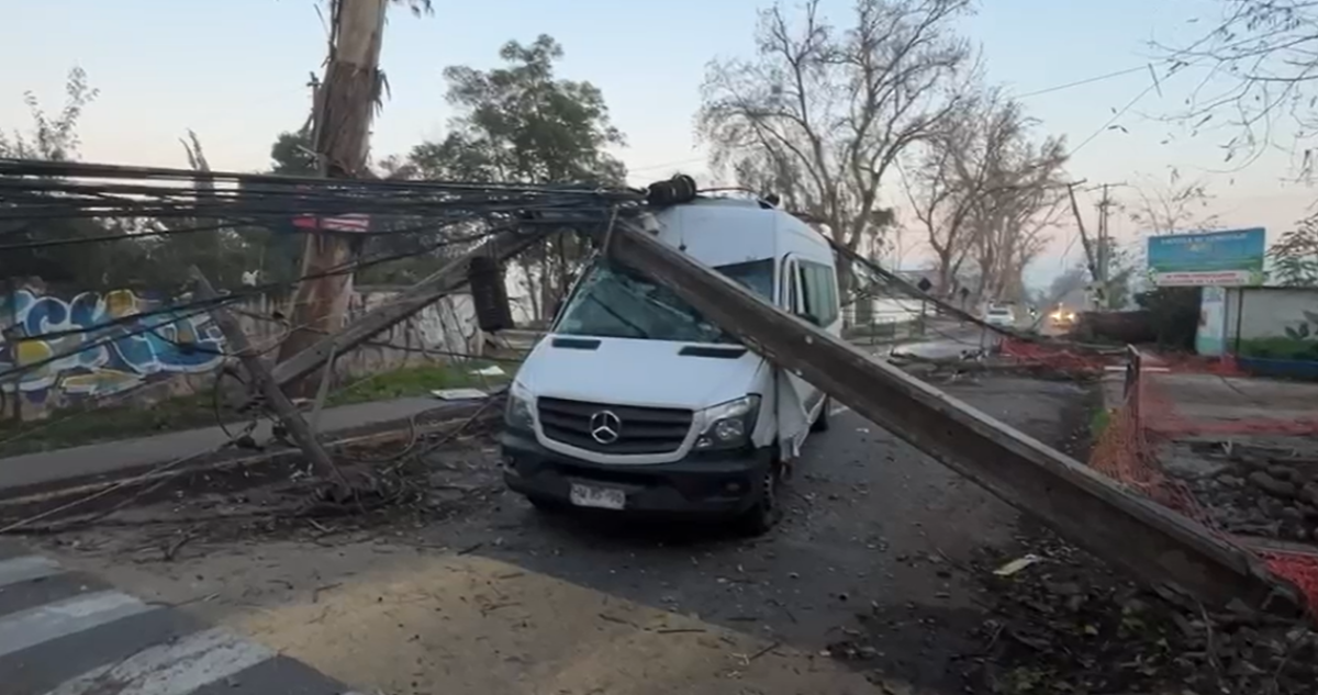 Denuncian quema de furgón y robo de cables en Maipú a 7 días de la caída de postes: "Enel no aparece"