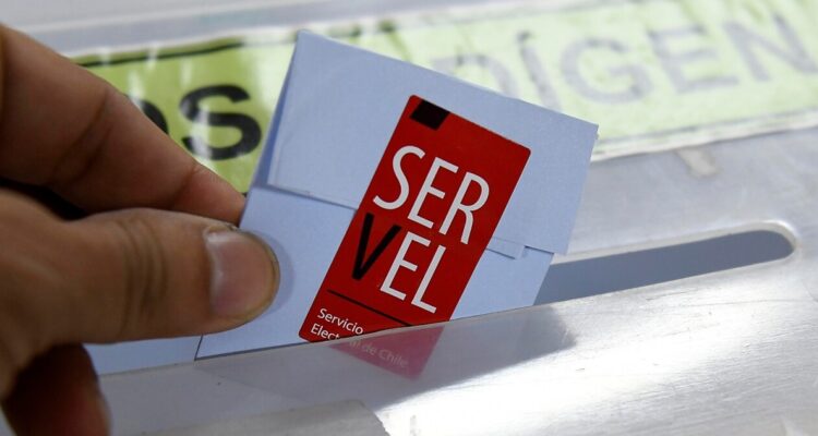Según la última encuesta Cadem, un 20% de los chilenos prefiere votar por candidatos independientes, superando el apoyo a los partidos.