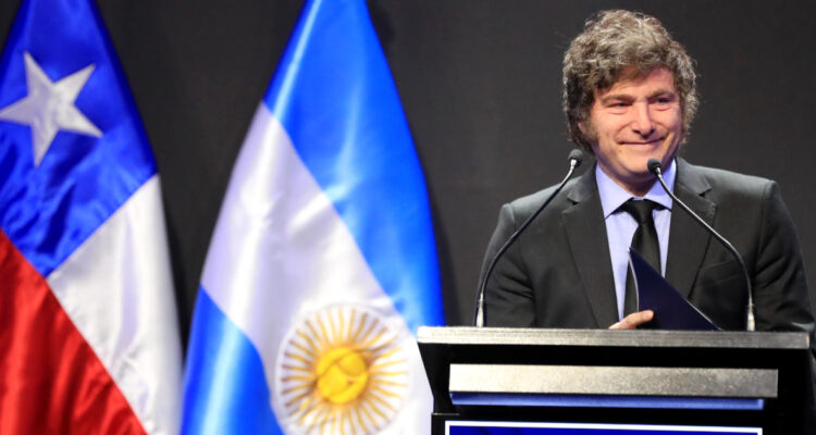 Elogios a Chile y críticas al kirchnerismo por cerrar llave de GNL: el discurso de Milei en Santiago