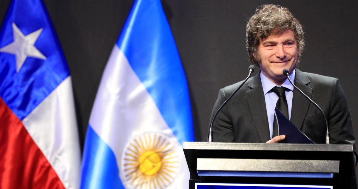 Elogios a Chile y críticas al kirchnerismo por cerrar llave de GNL: el discurso de Milei en Santiago
