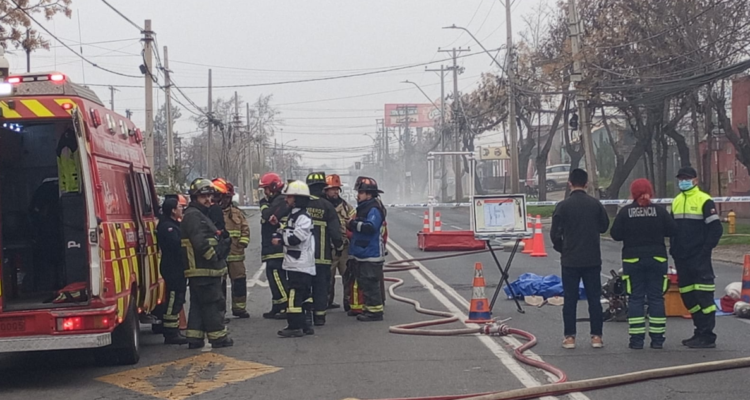 Emergencia química en Pudahuel: derrame de mil litros de ácido nítrico provoca desvío de tránsito