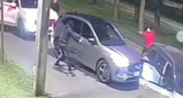 Familia sufre encerrona en Ñuñoa: conductor se enfrentó a ladrones y logró evitar robo