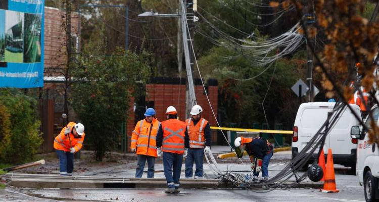 Enel dice que entre martes y miércoles repondrá suministro eléctrico para 270 mil clientes en la RM