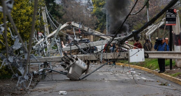 Enel asegura que quedan menos de 100 mil hogares sin luz en RM: ejecutivos van a reunión a La Moneda