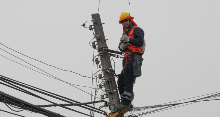 Trabajador en poste por falta de energía eléctrica en La Araucanía