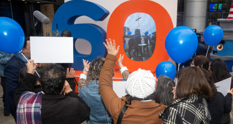 Como en Dublín y Nueva York: Entel instala portal que conecta en vivo a Iquique, Santiago y Valdivia