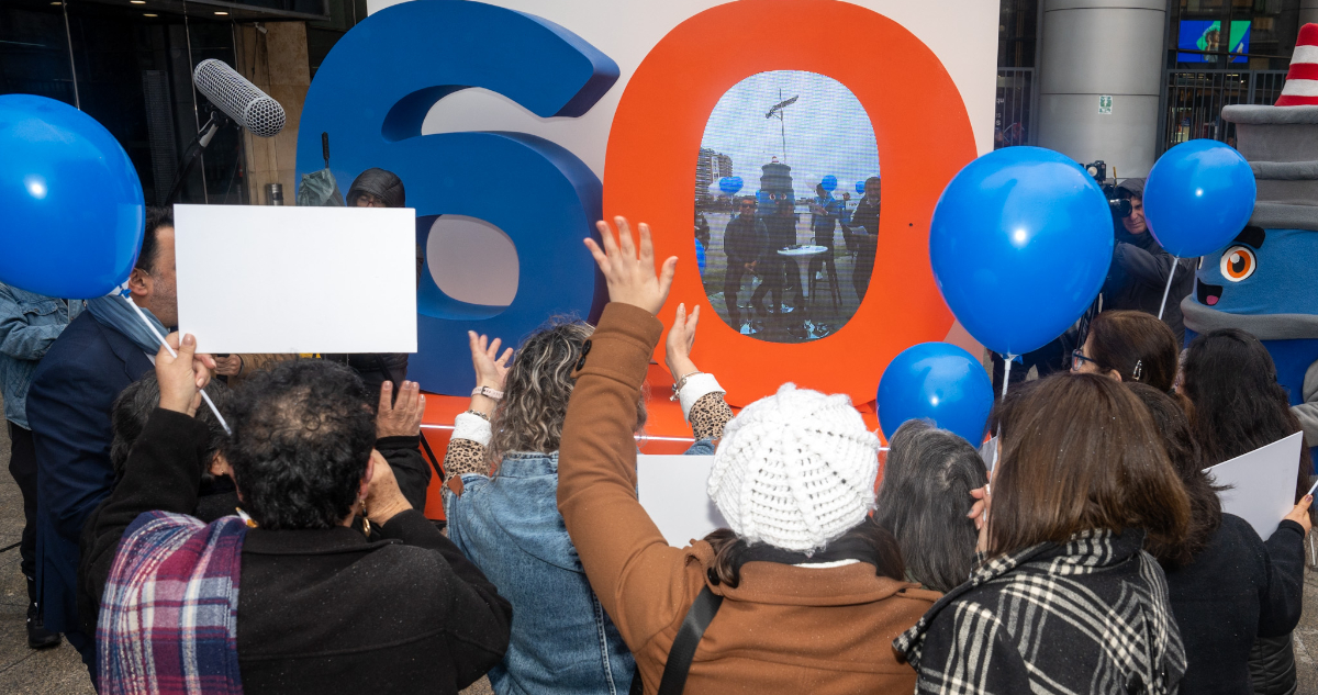 Como en Dublín y Nueva York: Entel instala portal que conecta en vivo a Iquique, Santiago y Valdivia