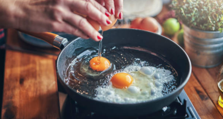 Sí, hasta el huevo frito lo puedes estropear: 5 errores comunes que deberías evitar