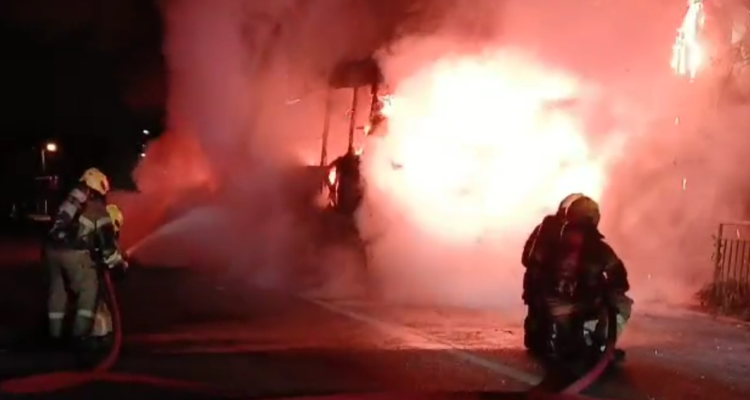 Bus RED termina completamente destruido por las llamas en Estación Central