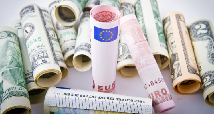 Ante miedo a contracción económica en EEUU: El euro se impone al dólar y toca máximos desde enero