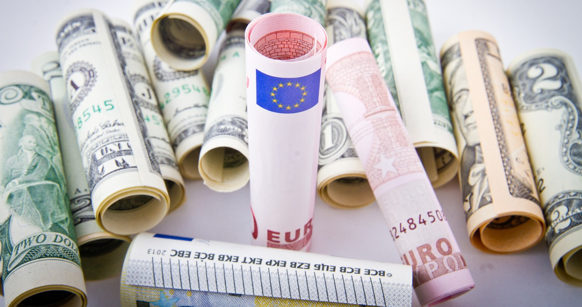 Ante miedo a contracción económica en EEUU: El euro se impone al dólar y toca máximos desde enero