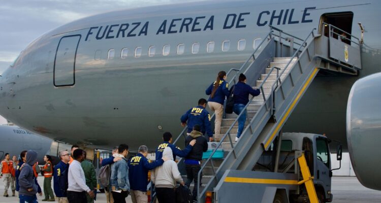 Expulsan a 44 personas por cometer delitos en Chile: son de Colombia, Bolivia y Ecuador