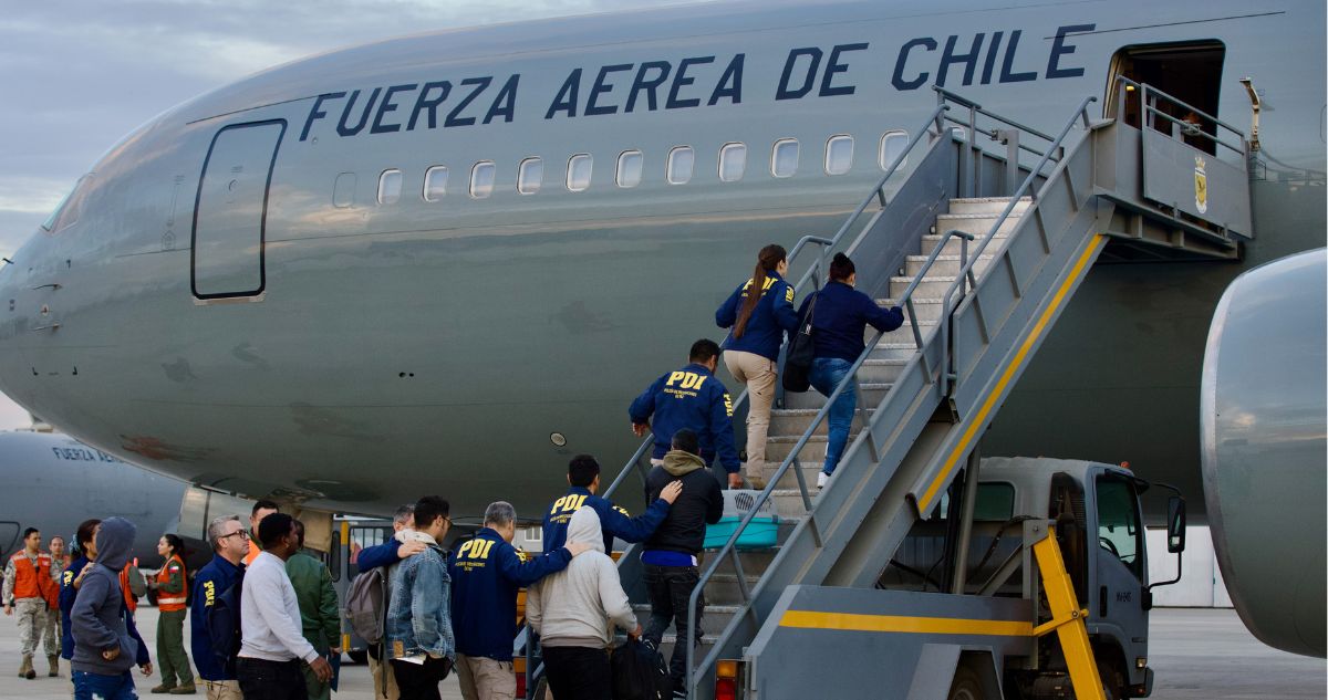 Expulsan a 44 personas por cometer delitos en Chile: son de Colombia, Bolivia y Ecuador