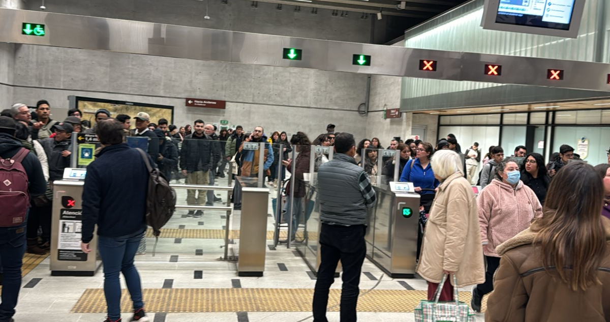 Metro de Santiago restablece el servicio en algunas estaciones de la línea 3 tras falla técnica