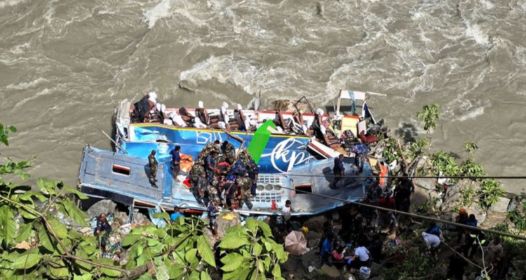 Al menos 27 muertos luego que bus con turistas cayera a un río en Nepal