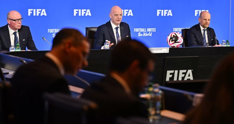 FIFA implantó gesto para denunciar actos racistas en partidos de fútbol.