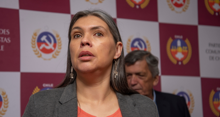 Figueroa (PC) evita calificar dictadura en Venezuela pero dice “no hay contradicción con el Gobierno”