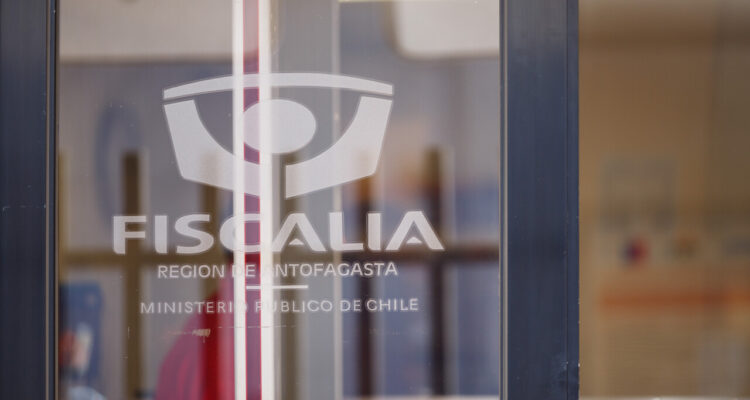 Vista al logotipo de la Fiscalía Regional de Antofagasta pegado sobre una puerta de vidrio de sus dependencias, en el centro de la ciudad.