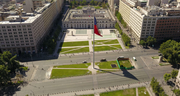 FMI renueva línea de crédito por US$13.800 millones para Chile: “sigue expuesto a riesgos elevados”