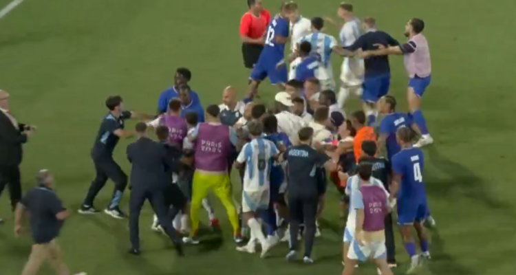 Escandaloso final: argentinos y franceses a empujones tras derrota albiceleste en Fútbol de JJOO