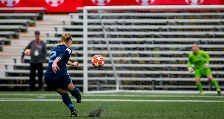 Foto de mujeres jugando fútbol