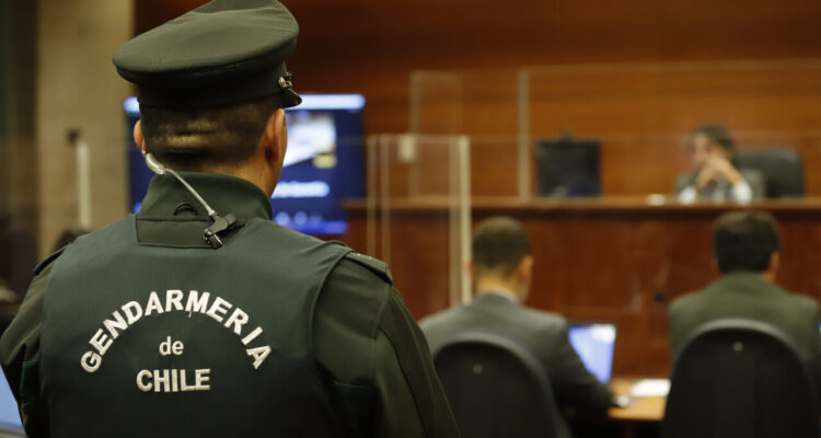 Gendarme durante un juicio en tribunales