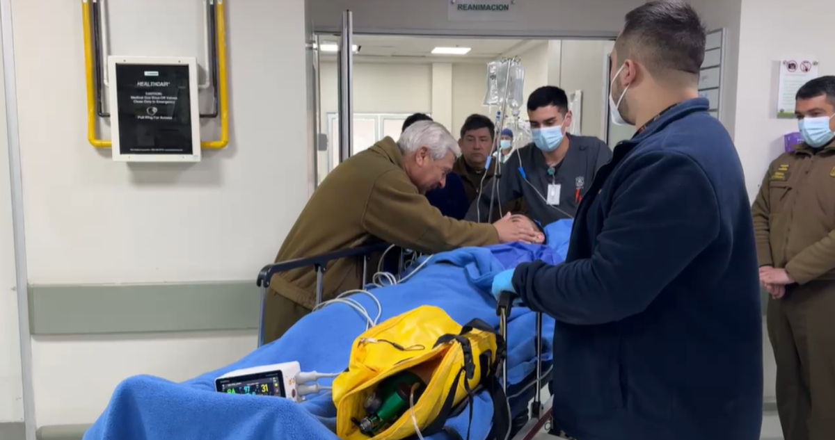 General Yáñez recibe a carabinero baleado en asalto: es parte de su escolta